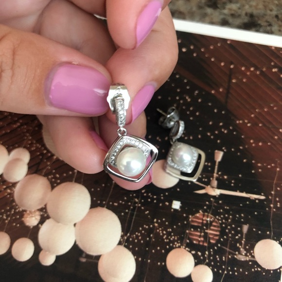 ⬇️✨ Gorgeous Pearl Earrings ✨ - Picture 1 of 7